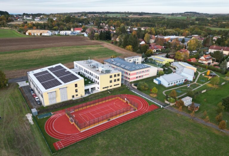 Moderní školní komplex se sportovištěm